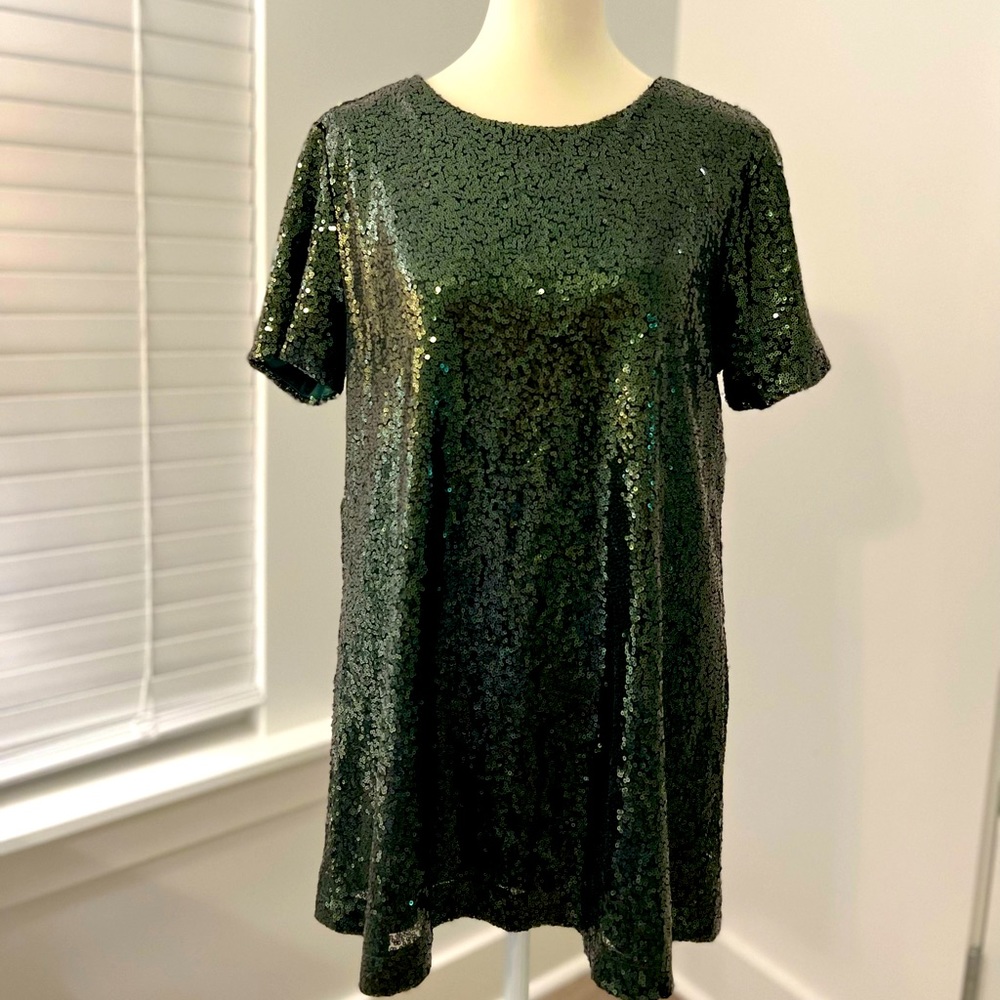 Vanilla Bay dark green sequin blouse with keyhole back. Size M - like new.
